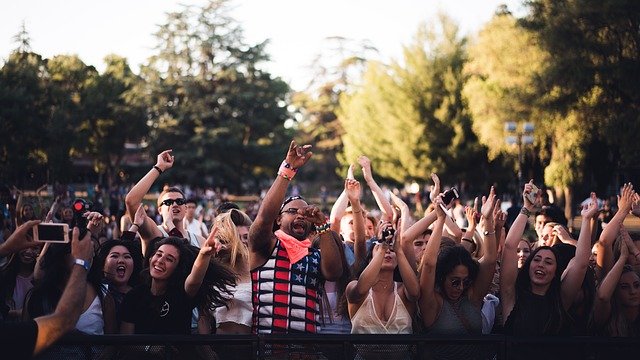 Menschen auf einem Festival