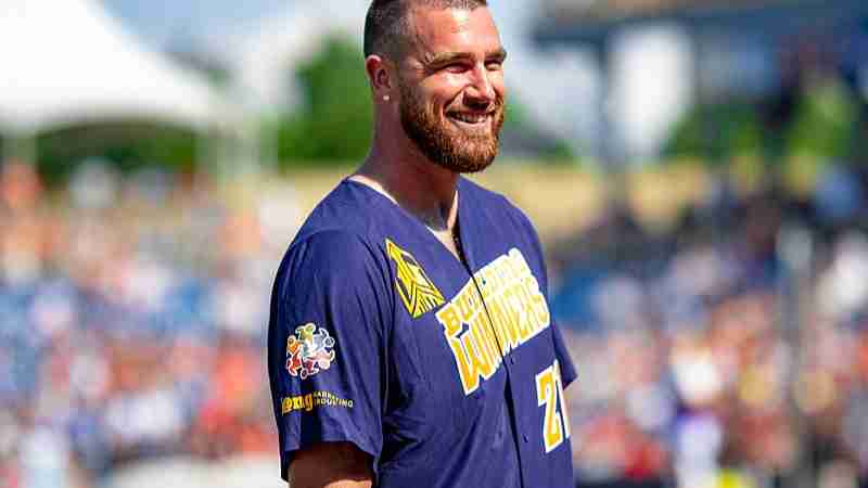 Travis Kelce charity 2021, tags: taylor swift auf eras tour - CC BY-SA