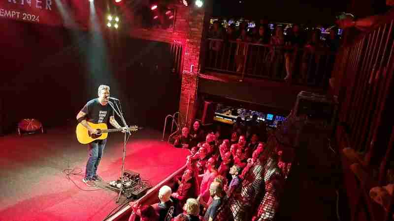 Video Screenshot, tags: frank turner 15 live-shows 24 - Youtube